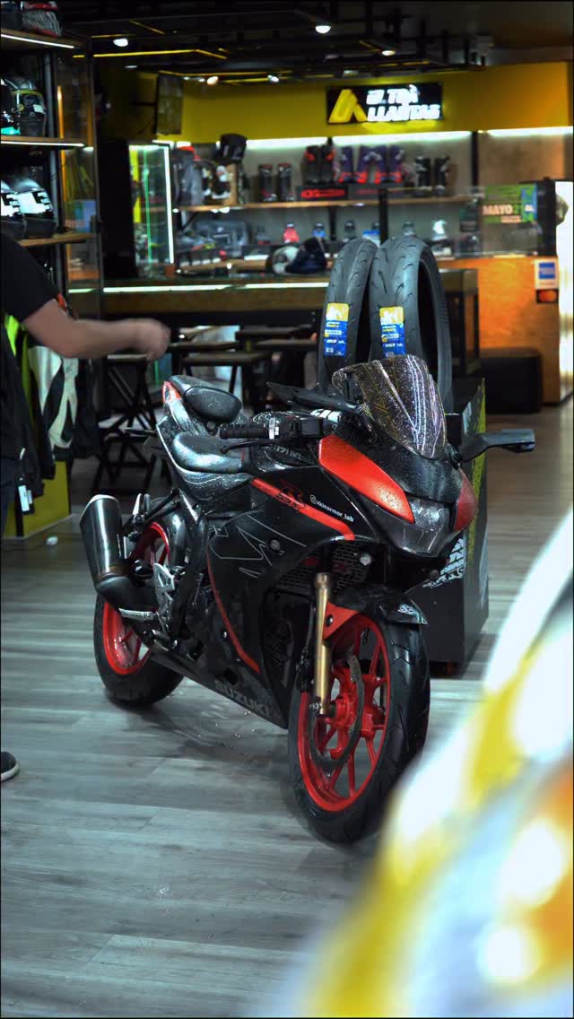 Si tienes una moto de bajo o mediano cilindraje, esta llanta definitivamente es para ti. 👀🏍️

La Michelin Power 6 llega como una opción perfecta para quienes quieren mejor agarre, confianza en curvas y rendimiento deportivo, sin necesidad de tener una superbike. 🔥

Diseñada para ofrecer:
• 🛞 Excelente grip tanto en seco como en mojado
• ⚡ Respuesta rápida en cambios de dirección
• 🛣️ Gran desempeño para uso diario y salidas deportivas

Una llanta pensada para exprimir al máximo motos deportivas y naked de menor cilindraje, llevándolas a otro nivel en sensaciones y seguridad.

Visita nuestra tienda o la web y descubre si la Power 6 es la próxima mejora para tu moto. 🧑🏻‍💻

#biker #moto #viral #bikeride #michelinmotorcycle