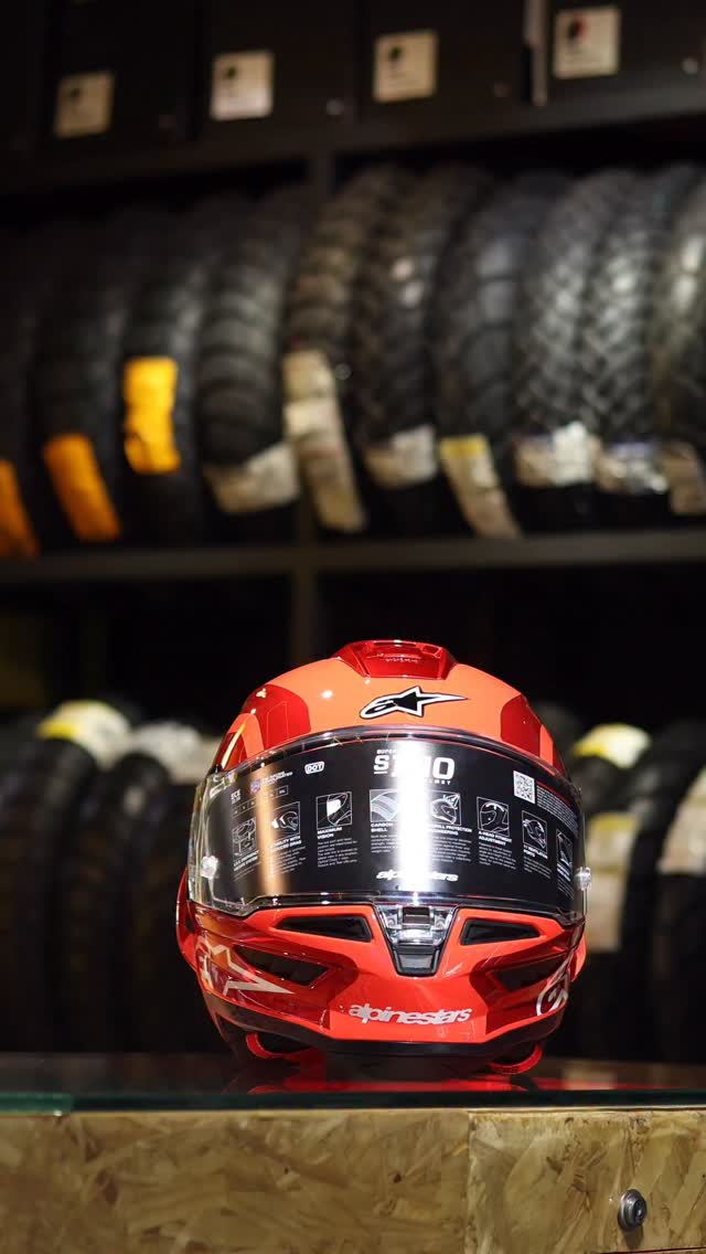 Comparar no siempre es hablar de precio… es hablar de propósito. 🏁

En este video ponemos frente a frente el Alpinestars Supertech R10 🏆 y el Scorpion EXO R330 🔥

💰 5 MILLONES vs 615 MIL PESOS

¿Cuál es el verdadero punto de inflexión?

🔬 Materiales
• R10: fibra de carbono multicapa, tecnología de competición.

• R330: policarbonato avanzado, funcional y certificado.

🏎️ Enfoque

• R10: desarrollado para pista, alto rendimiento, máxima aerodinámica y estabilidad a altas velocidades.

• R330: uso urbano y carretera, equilibrio entre seguridad y precio.

🧠 Tecnología & desarrollo

• R10: túnel de viento, sistema de ventilación optimizado, interiores premium desmontables tipo racing.

• R330: ventilación eficiente, confort diario y practicidad.

⚖️ El punto clave

No es solo protección (ambos cumplen certificaciones), es el nivel de ingeniería, materiales, aerodinámica y enfoque de uso lo que marca la diferencia.

Uno está pensado para el límite.
El otro, para el día a día.

La pregunta no es cuál es mejor…
Es: ¿para qué lo necesitas tú? 👀🏍️

@alpinestars 
@scorpionexo_eu 
@scorpionexo 

#bike #viral #moto #alpinestarsprotects #bikeride