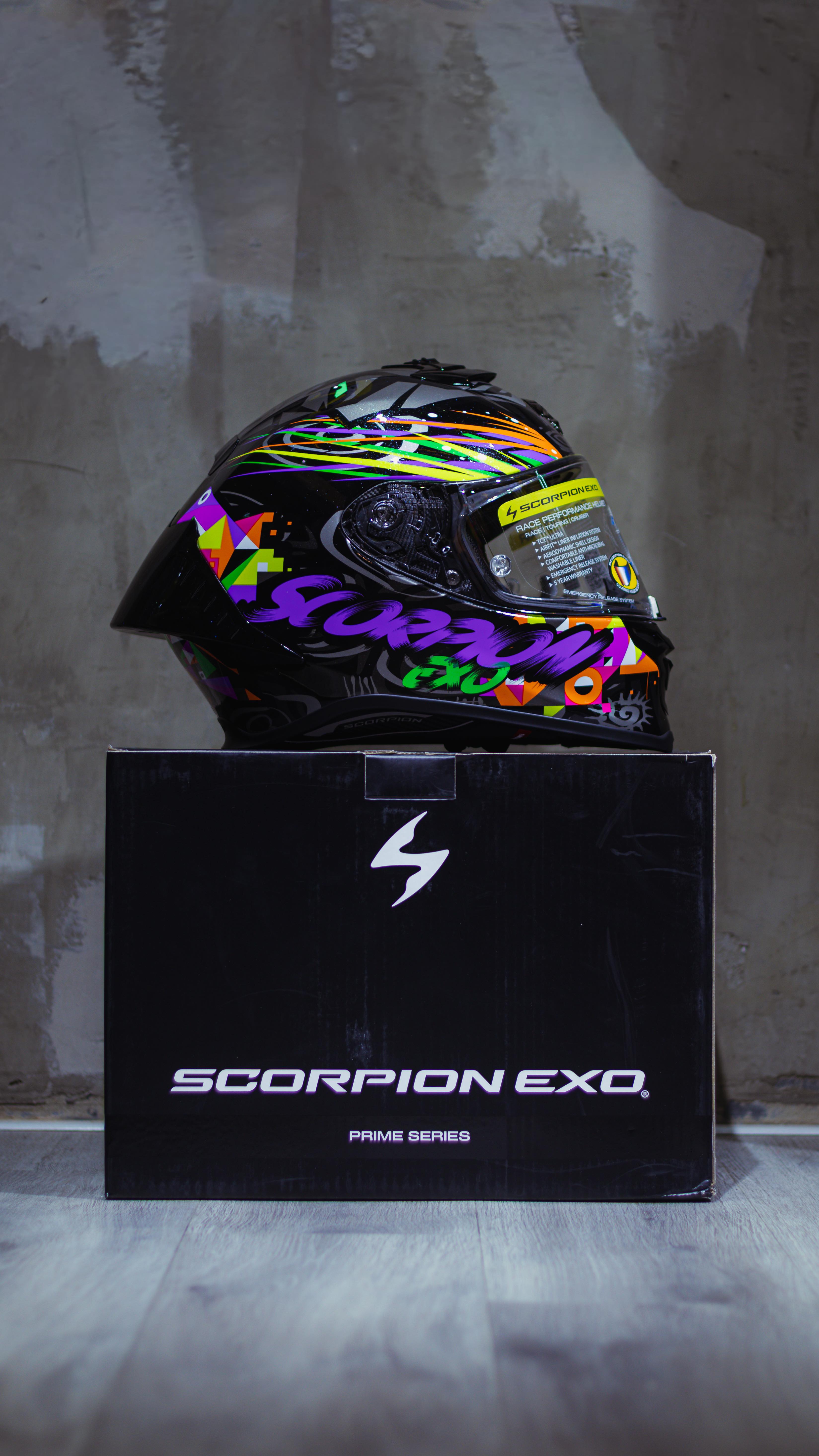 El Scorpion EXO-R1 no es solo un casco… es ingeniería pensada para alto rendimiento. ✍🏻

💎 ¿Por qué es tan especial?

🧠 Calota Ultra TCT®️
Fibra avanzada que absorbe mejor la energía del impacto sin sacrificar ligereza.

🏎️ Aerodinámica probada en pista
Estable a altas velocidades, reduce turbulencias y fatiga en viajes largos.

👁️ Pantalla Ellip-Tec II
Sistema de cambio rápido, ajuste firme y sellado superior contra viento y ruido.

🌬️ Ventilación optimizada
Flujo de aire eficiente para mantener frescura incluso en uso exigente.

🛡️ Interior premium desmontable
Cómodo, transpirable y diseñado para largas jornadas.

✨ Es un casco con ADN racing, pero perfectamente utilizable en el día a día.
Premium, sí. Inalcanzable, no.

📦 Disponible y con el respaldo de importación directa.

📲 Escríbenos al interno o visita nuestro punto físico para conocer esta y más referencias exclusivas.

No pagues sobreprecio.
Invierte en protección real. 🏍️💥

@scorpionexo 

#viral #reels #moto #bike #scorpionexo