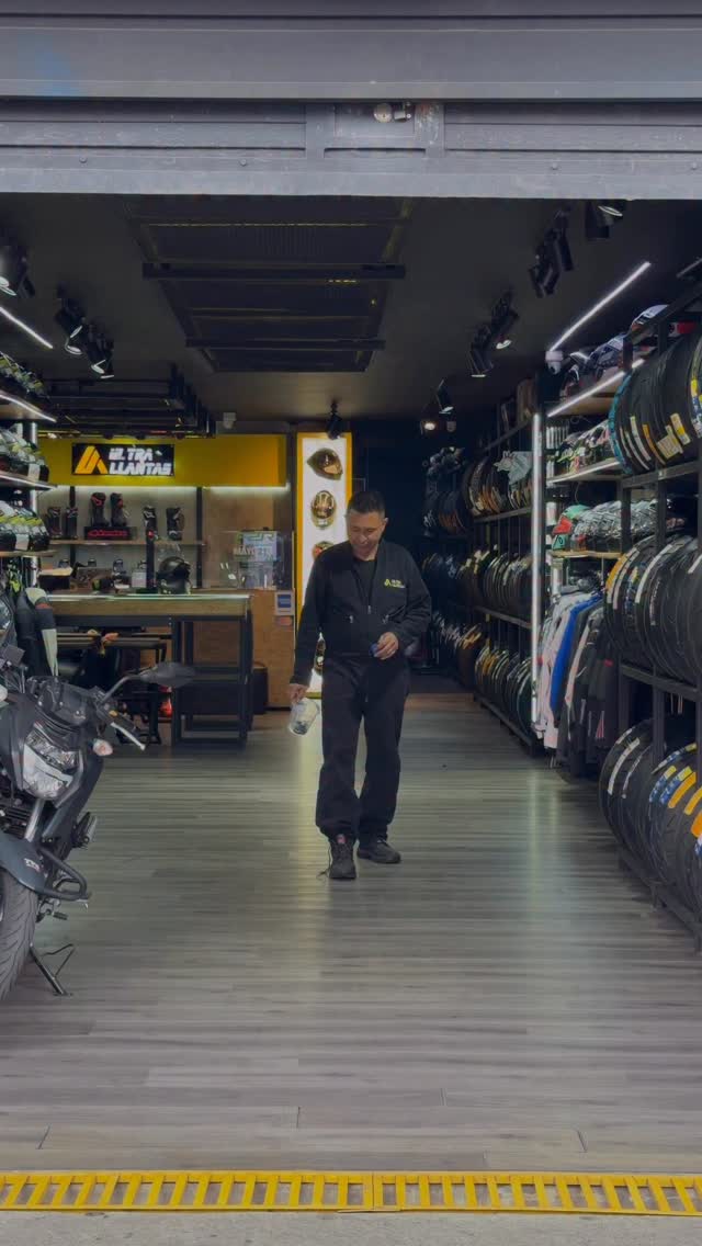 Ya uno no se puede amarrar un zapato. 😪

Los esperamos esta semana de 9AM a 7PM para que vengan y se equipen de la mejor manera. 🙂‍↔️

#viral #humor #moto #reels #bogota